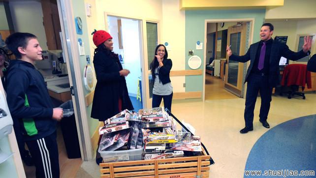 米兹、AJ探访Riley医院儿童