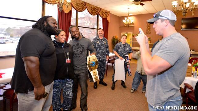 WWE明星探访美国军队及其家属