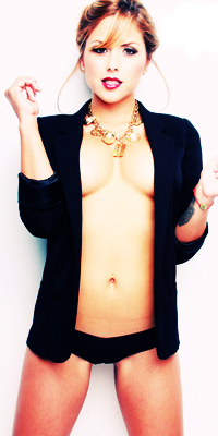 UFC举牌女郎布兰妮“袒胸露乳”