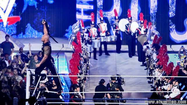 洛克揭示新WWE冠军腰带《RAW 2013.02.19》