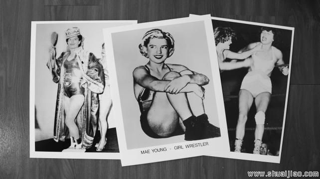 WWE传奇女摔角手梅扬怀旧写真