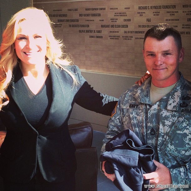 WWE巨星探访美军现场自拍照(2013)