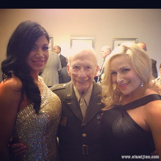 WWE巨星探访美军现场自拍照(2013)