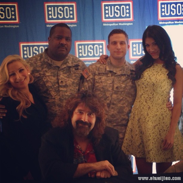 WWE巨星探访美军现场自拍照(2013)