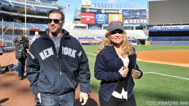 WWE超级巨星、Divas棒球练习