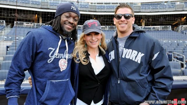 WWE超级巨星、Divas棒球练习