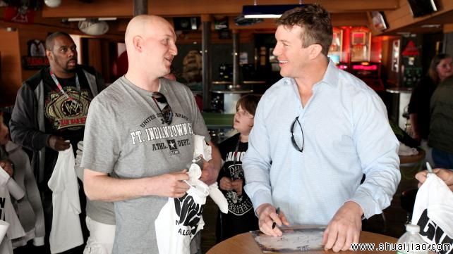 泰德·迪比亚兹与国民警卫队及家属会面