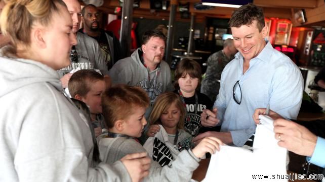 泰德·迪比亚兹与国民警卫队及家属会面