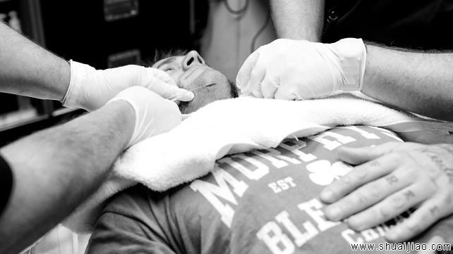 CM朋克赛后接受缝针