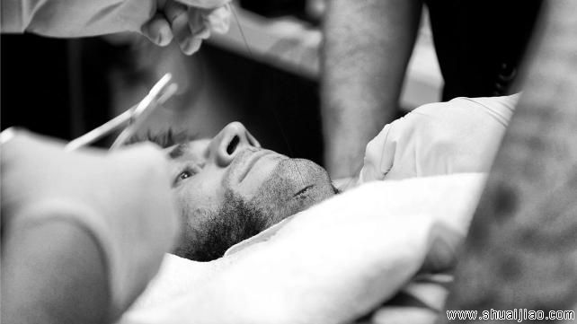 CM朋克赛后接受缝针