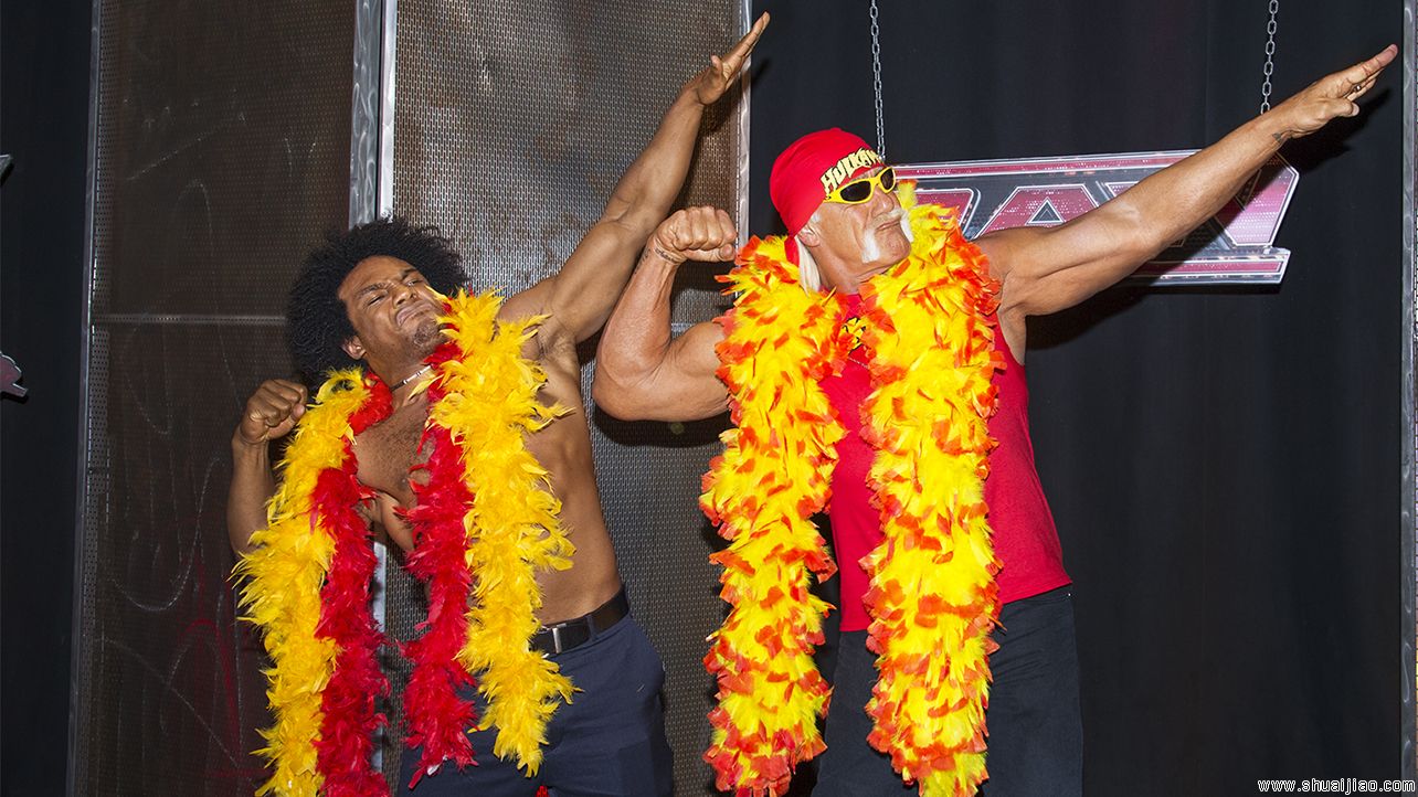 WWE后台霍根与众摔角手合影