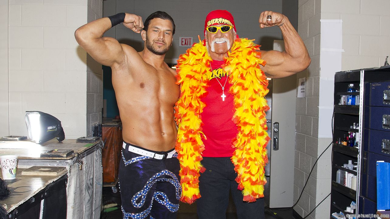 WWE后台霍根与众摔角手合影