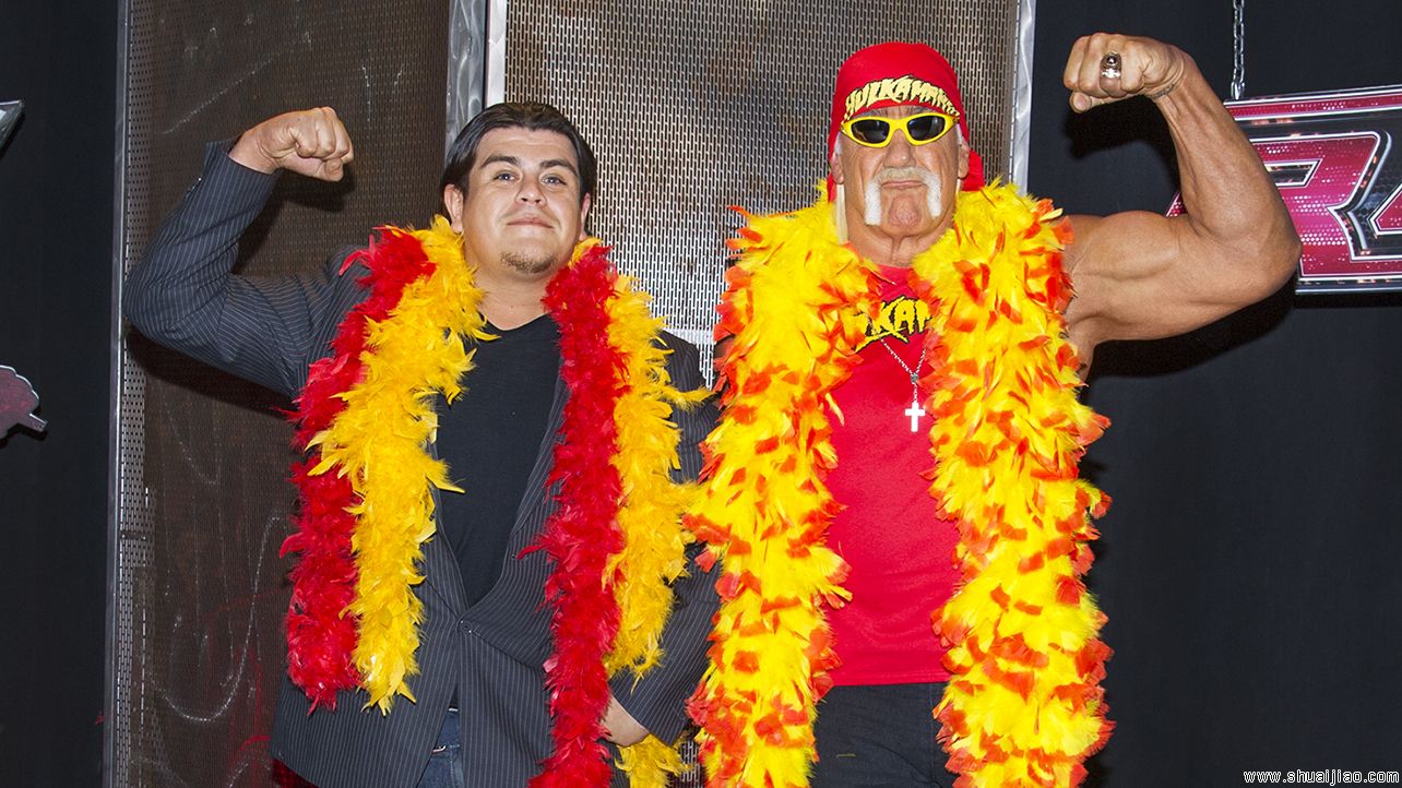 WWE后台霍根与众摔角手合影