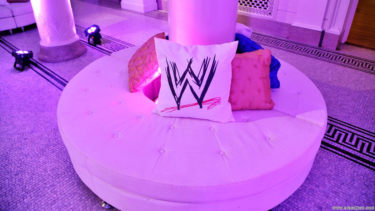 WWE摔角巨星出席慈善拍卖晚会