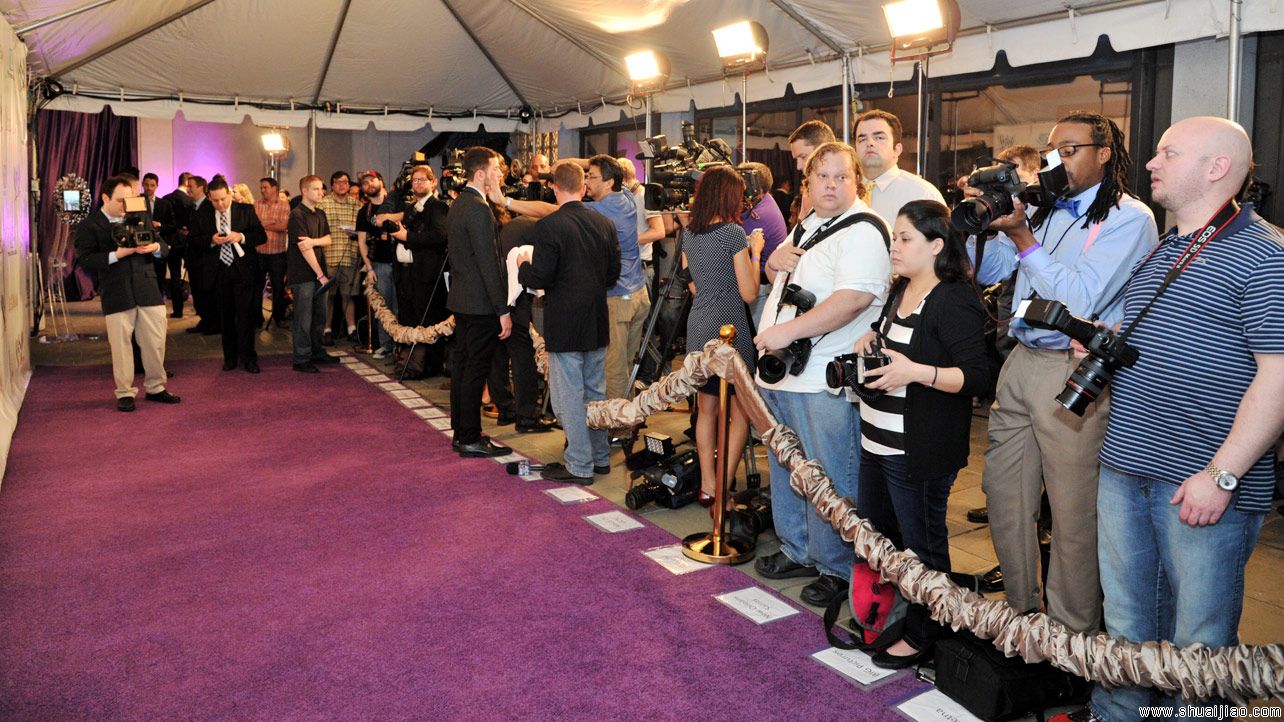 WWE摔角巨星出席慈善拍卖晚会