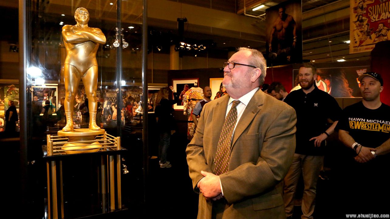 巨人安德雷纪念奖杯抵达摔角狂热30场馆