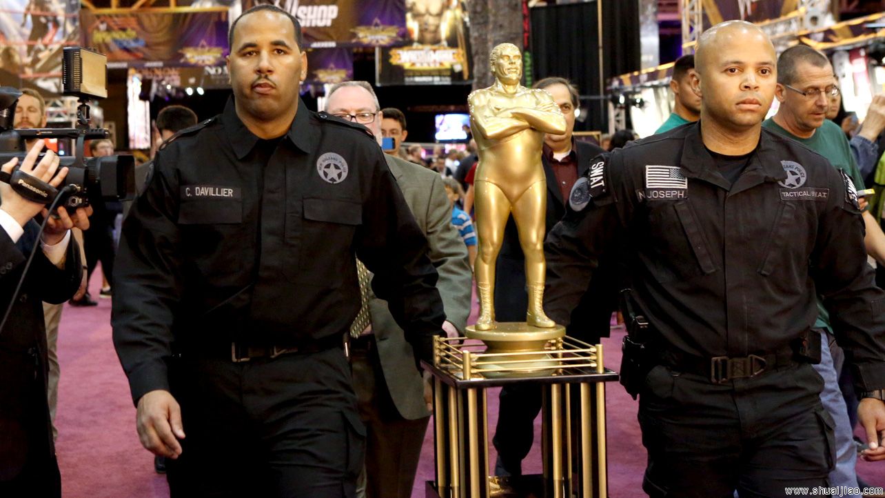 巨人安德雷纪念奖杯抵达摔角狂热30场馆