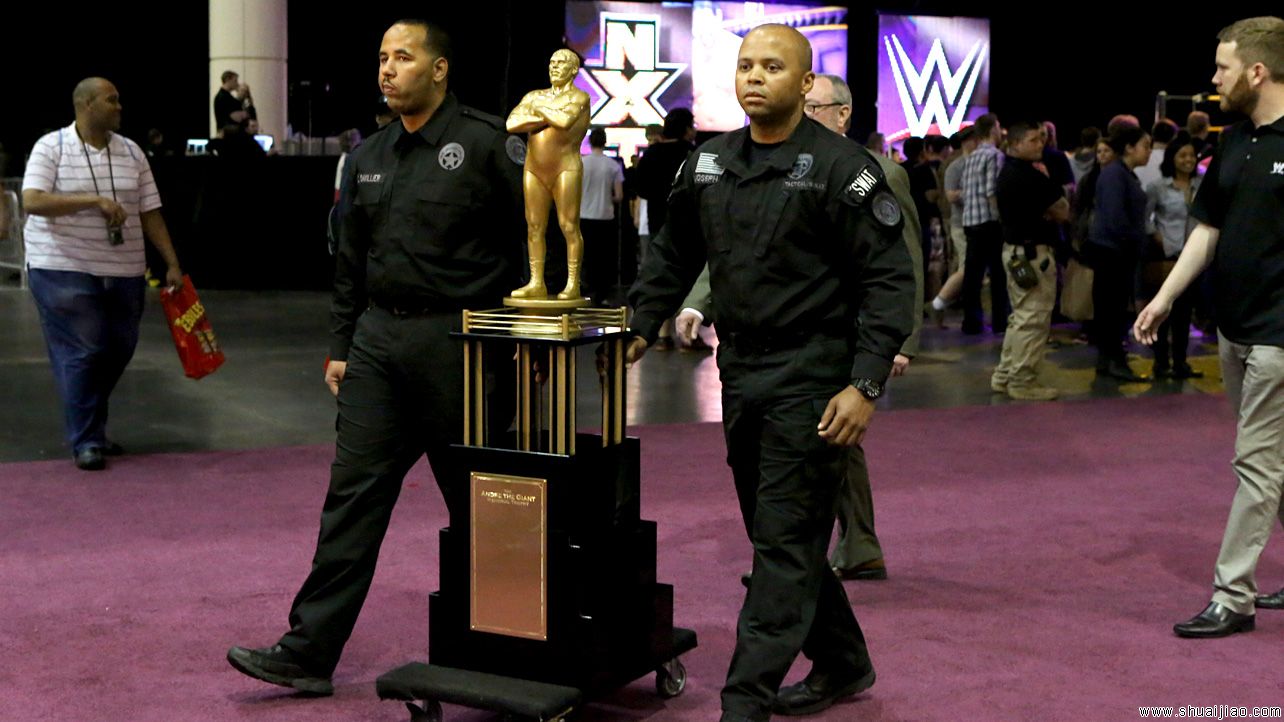 巨人安德雷纪念奖杯抵达摔角狂热30场馆