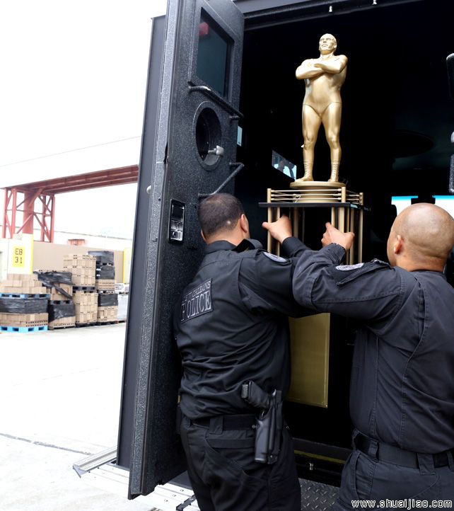 巨人安德雷纪念奖杯抵达摔角狂热30场馆