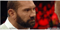 巴蒂斯塔定制WWE冠军腰带赠何人？弑神组合成员受伤