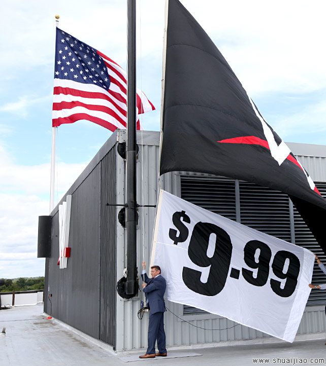 文斯·麦克曼公布WWE新LOGO