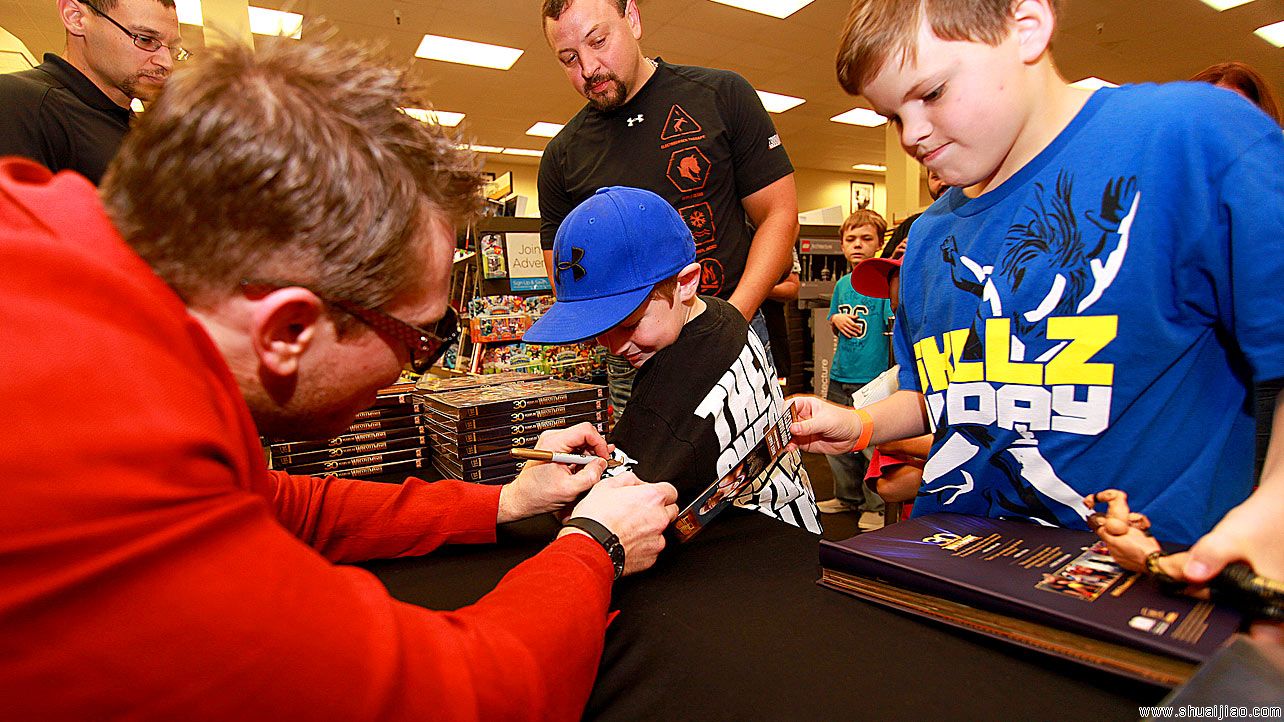 米兹、希莫斯“摔角狂热30年”杂志签售会