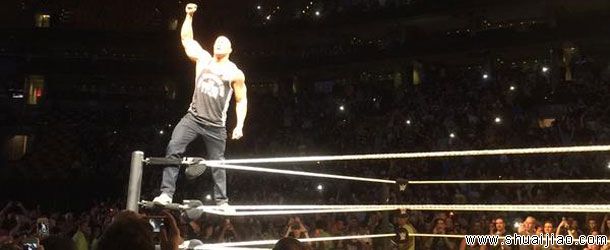 洛克惊喜回归WWE现场秀，肘击博·达拉斯(视频）