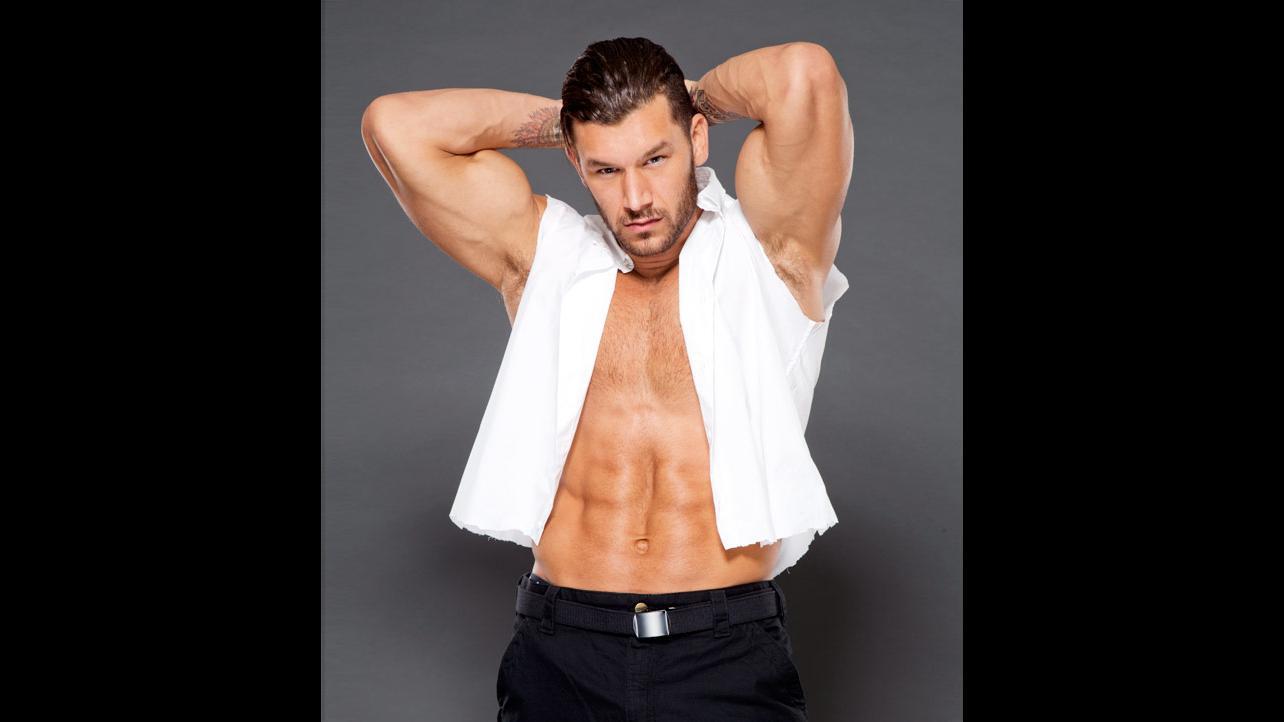 扎克·莱德,哈维尔·伍兹和范丹戈展示他们妈妈给他们拍的照片