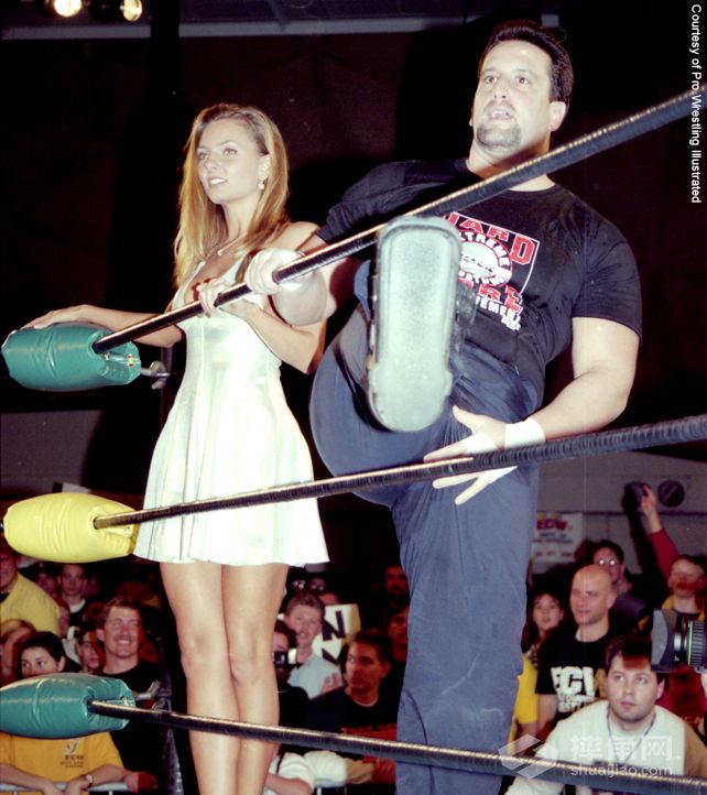 穿体恤的WWE超级巨星