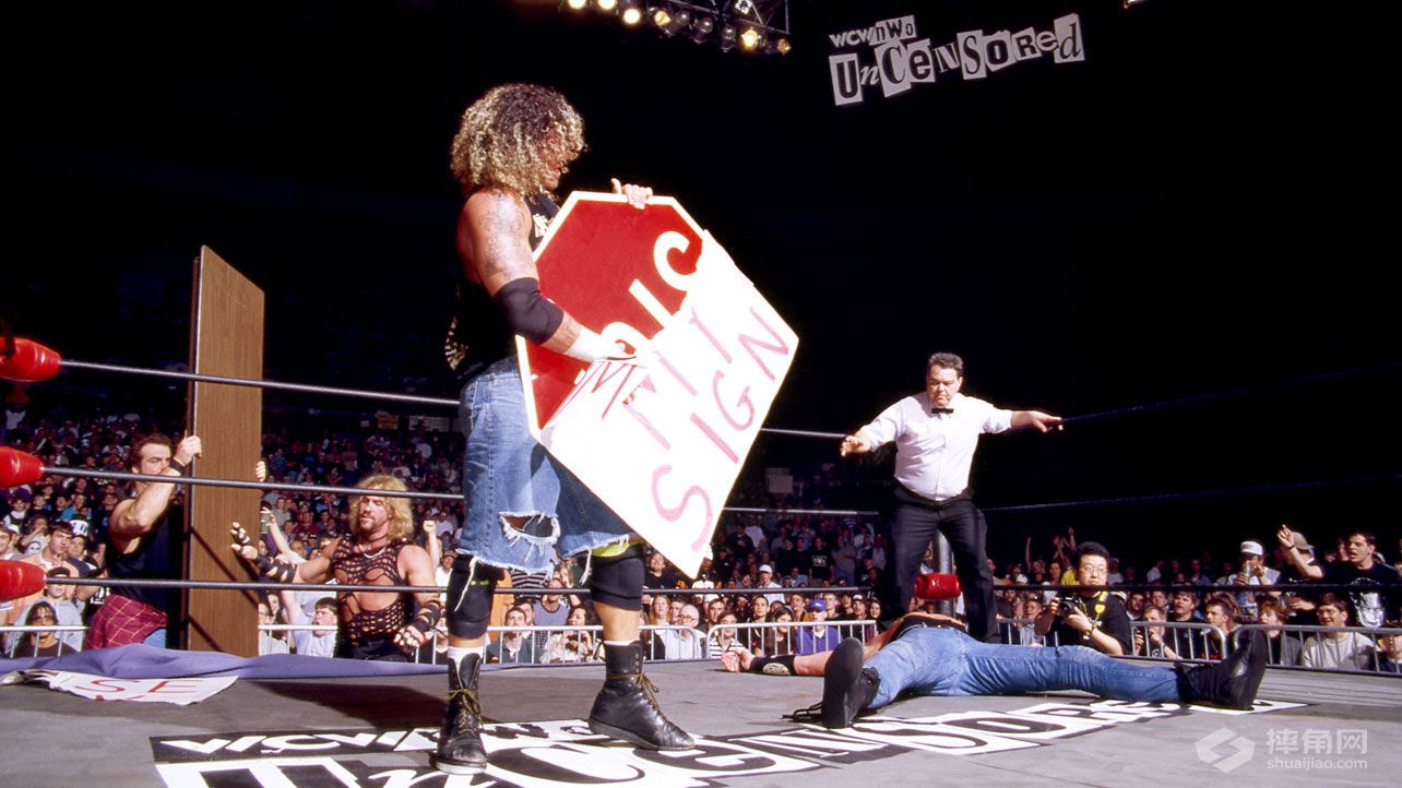 穿体恤的WWE超级巨星