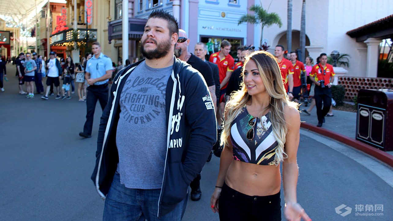 凯文·欧文斯和艾玛参观华纳电影世界