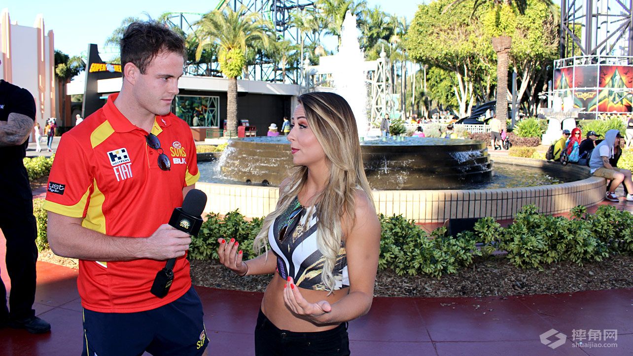 凯文·欧文斯和艾玛参观华纳电影世界