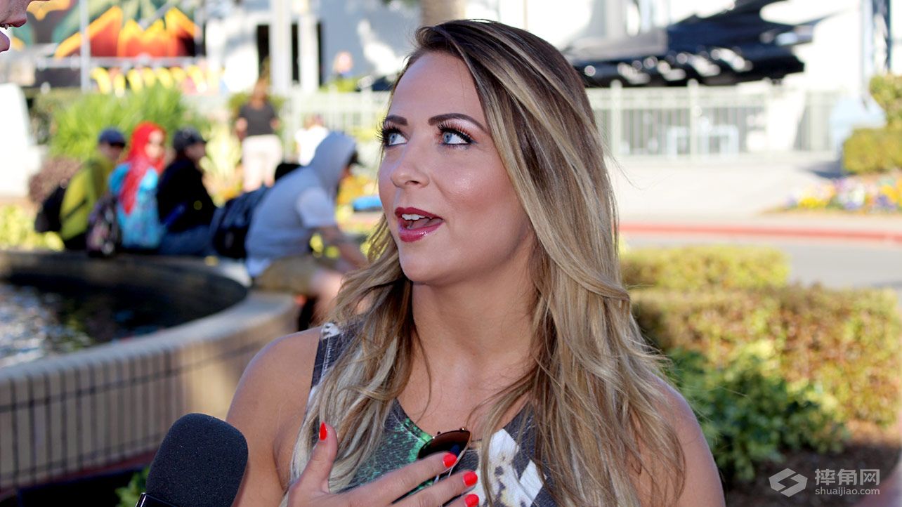 凯文·欧文斯和艾玛参观华纳电影世界