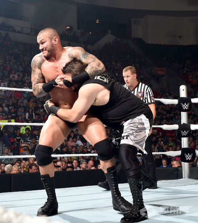 塞萨罗&兰迪·奥顿&迪安&罗曼对阵哈勃&怀亚特&欧文斯&希莫斯《WWE SmackDown 2015.08.21》 塞萨罗&兰迪·奥顿&迪安&罗曼对阵哈勃&怀亚特&欧文斯&希莫斯《WWE SmackDown 2015.08.21》