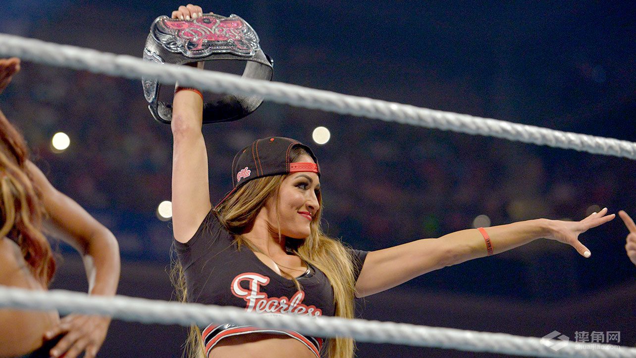 夏洛特袭击贝拉姐妹《WWE RAW 2015.09.08》