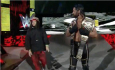 WWE疯狂粉丝跨越护栏，吓着罗林斯！