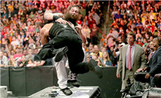 《RAW 2015.09.29》战报：凯恩瞬间变身恶魔，干爆罗林斯