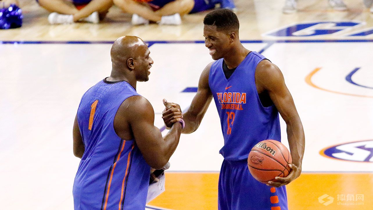 WWE泰德斯·奥尼尔主持佛罗里达男女子篮球赛揭幕仪式