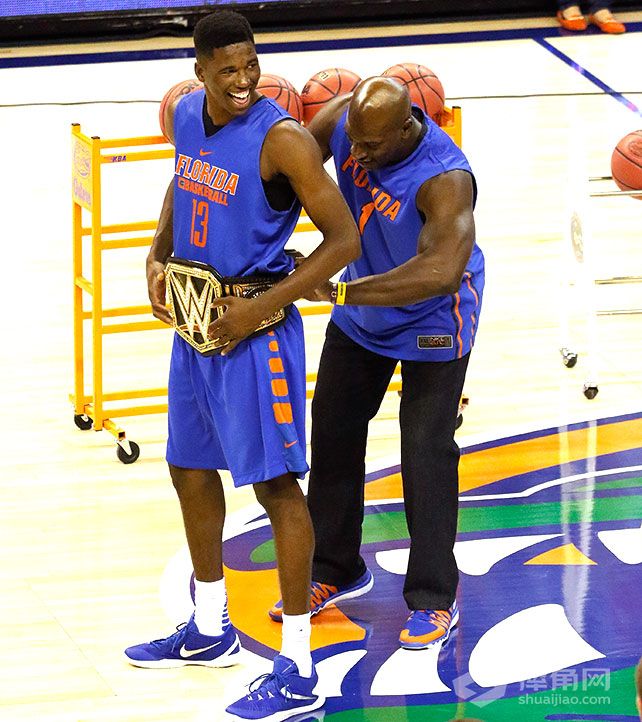 WWE泰德斯·奥尼尔主持佛罗里达男女子篮球赛揭幕仪式