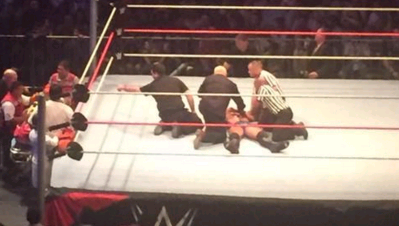 WWE选手今日比赛受伤，疑似脑震荡