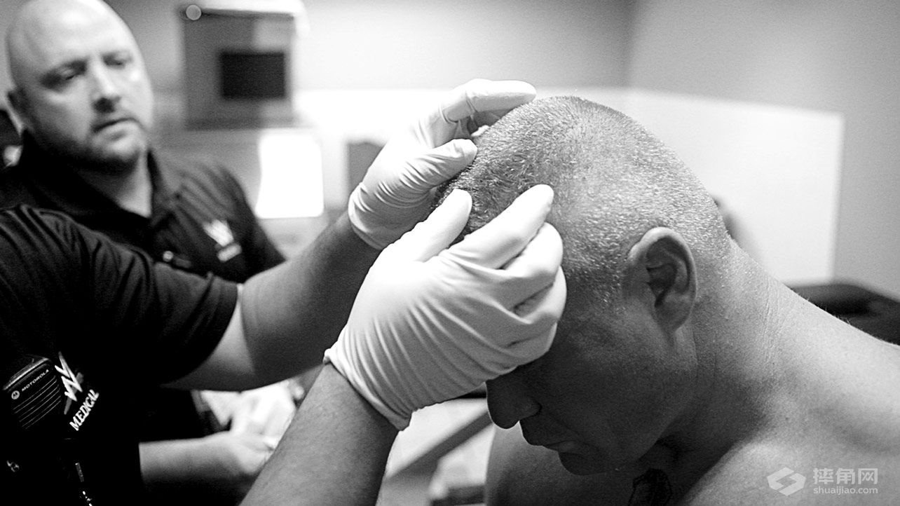 布洛克·莱斯纳头部受伤缝针图片《地狱牢笼大赛2015》