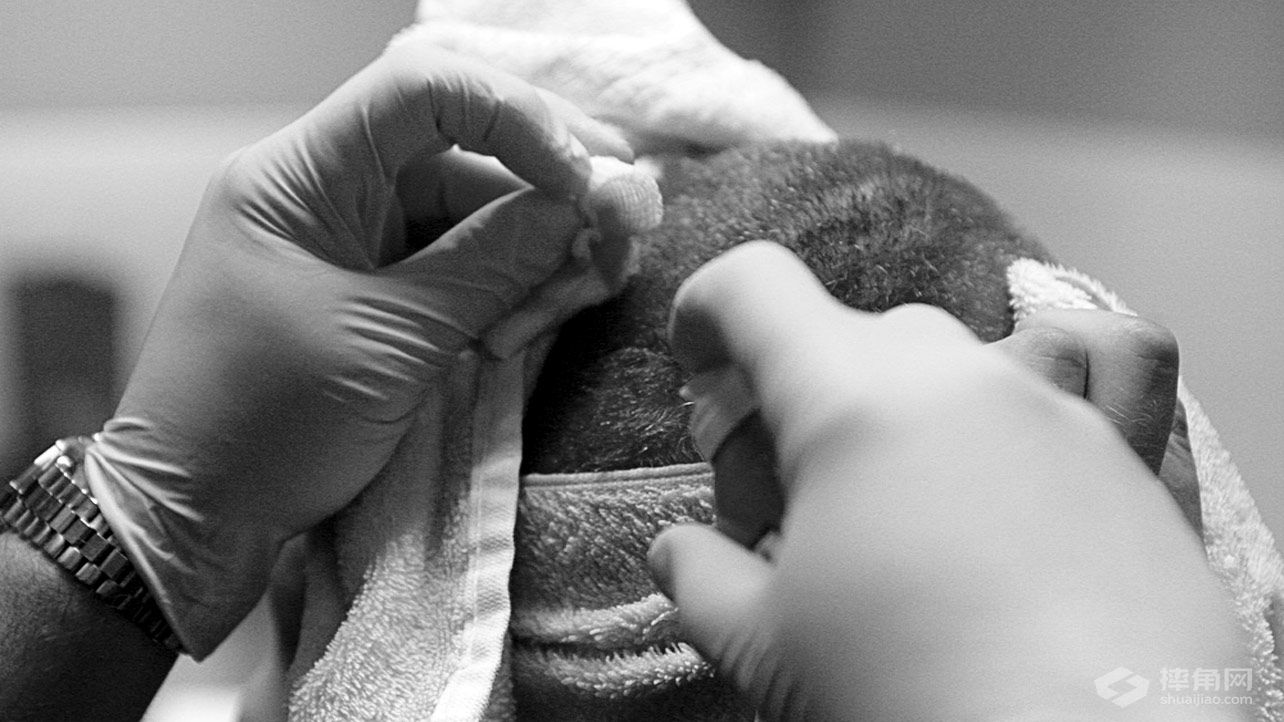 布洛克·莱斯纳头部受伤缝针图片《地狱牢笼大赛2015》