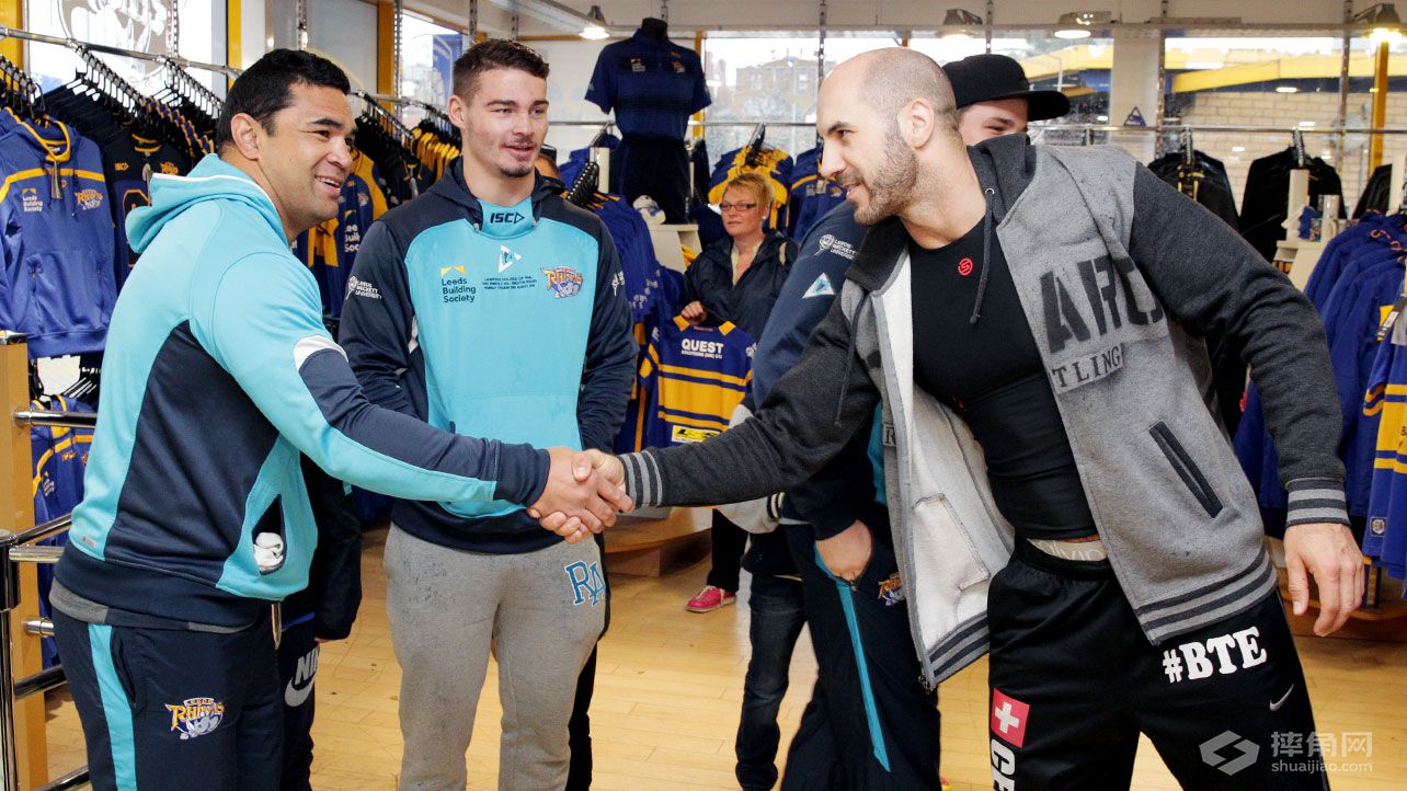 塞萨罗和真理罗恩在美国利兹的橄榄球赛