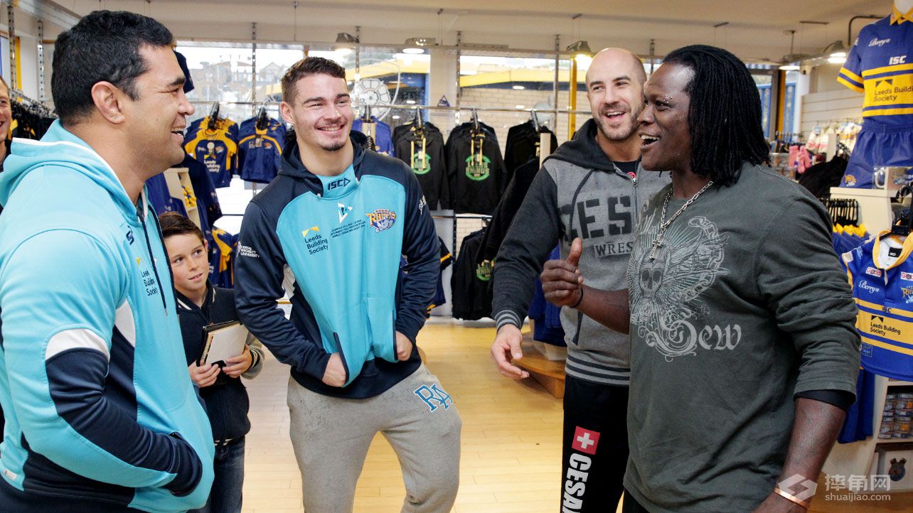 塞萨罗和真理罗恩在美国利兹的橄榄球赛