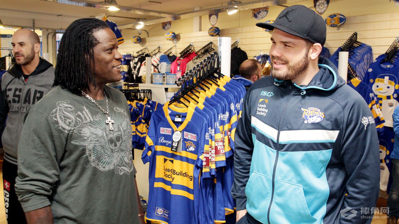 塞萨罗和真理罗恩在美国利兹的橄榄球赛