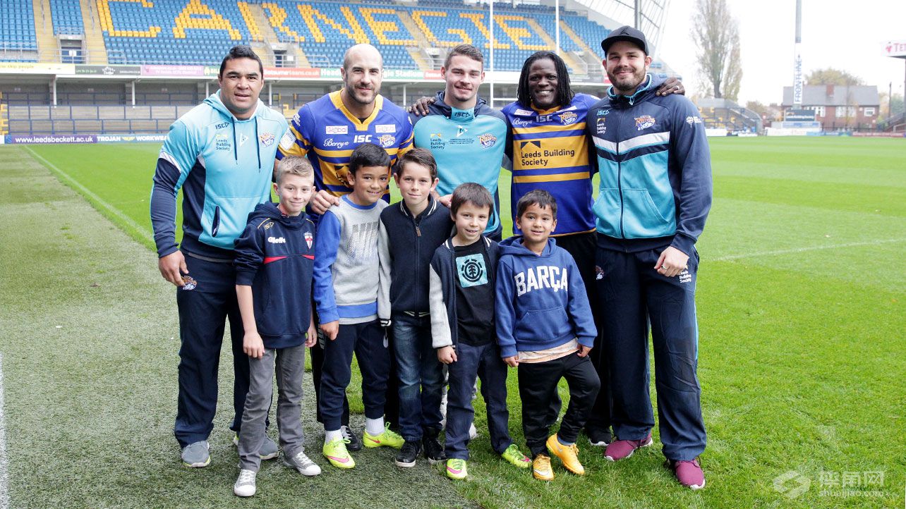 塞萨罗和真理罗恩在美国利兹的橄榄球赛