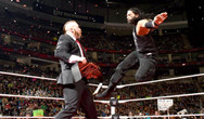 WWE RAW 2015.12.01比赛视频（中文1):罗曼偷袭希莫斯拿走冠军腰带！