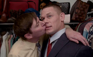 不忍直视！WWE约翰·塞纳遭男主持强吻嘴唇