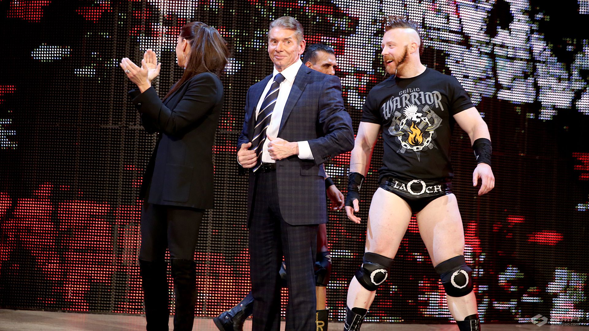 一对多强弱不等赛《WWE RAW 2016.01.12》