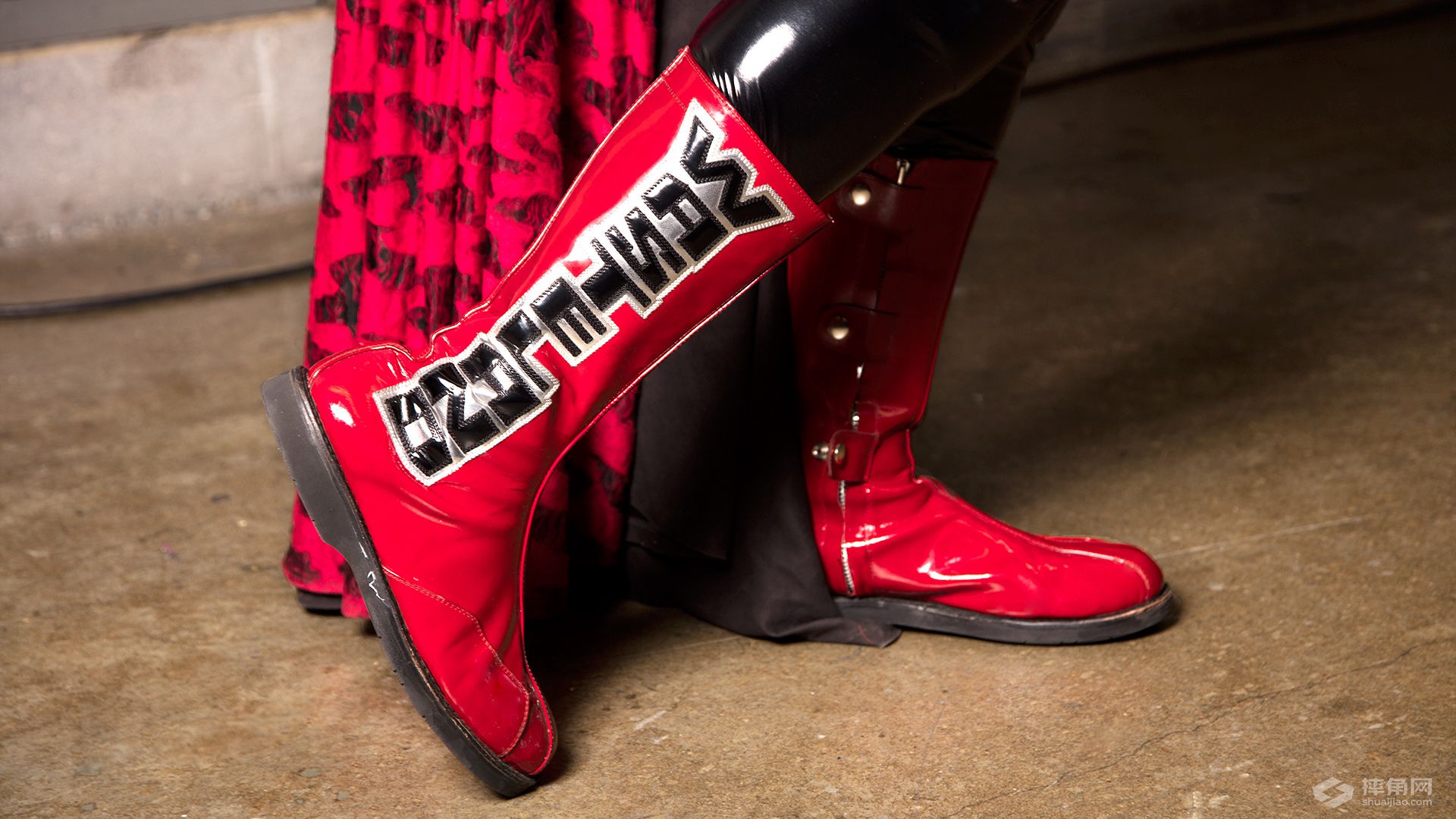看着WWE战靴，你能猜到选手是谁吗？